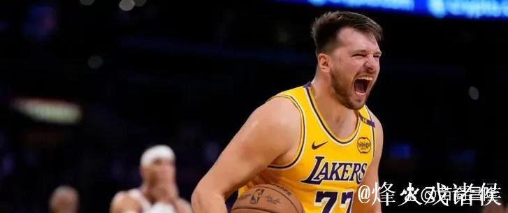 史密斯末节发威:连取8分飙中两记三分赢得喝彩 史密斯末节发威:连取8分飙中两记三分赢得喝彩