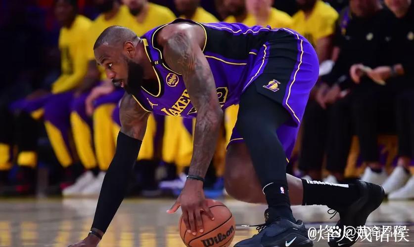 史密斯末节发威:连取8分飙中两记三分赢得喝彩 史密斯末节发威:连取8分飙中两记三分赢得喝彩